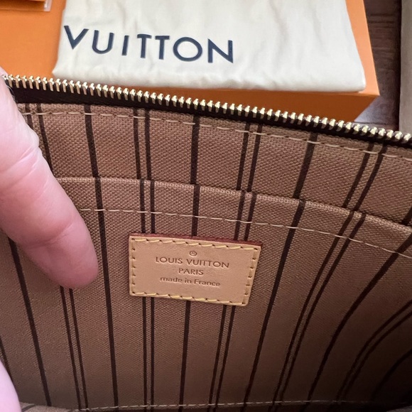 SOLD Authentic Louis Vuitton Neverfull GM with Pouch - Picture 9 of 10